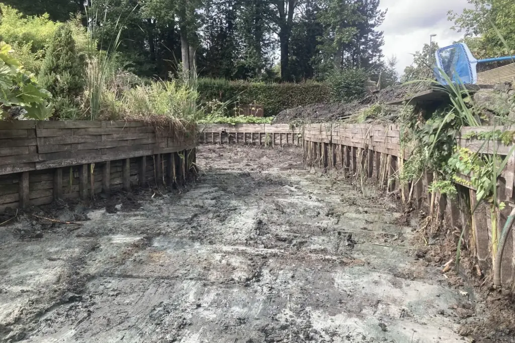 Grondwerk met houten keerwand in aanleg
