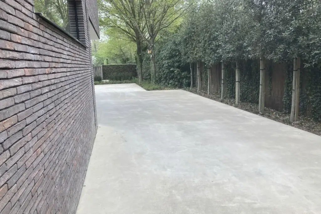 Betonverharding langs een gevel in baksteen
